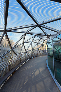 穆尔河上的岛屿由现代化的钢玻璃桥连接