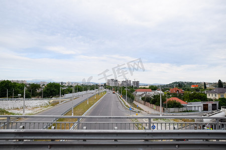 克里米亚风景，在克里米亚的道路上行驶。