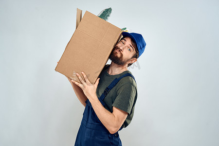 广交会箱包海报摄影照片_男性工人用手装货箱包装生活方式