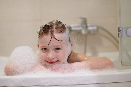 小女孩在洗澡玩肥皂泡沫