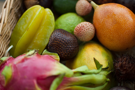 一大篮新鲜热带水果、百香果、杨桃、火龙果或火龙果、山竹、荔枝、西番果。