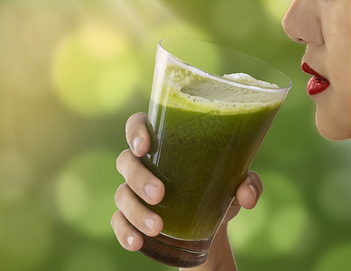 芹菜汁摄影照片_女孩每天拿着一杯绿芹菜汁作为健康饮料