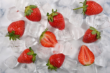 新鲜的红色成熟草莓和冰块