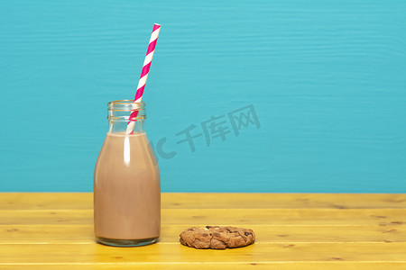 巧克力奶昔，带吸管，装在瓶子里，里面有饼干