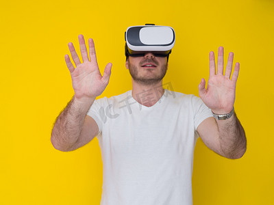 使用虚拟现实 VR 耳机眼镜的帅哥