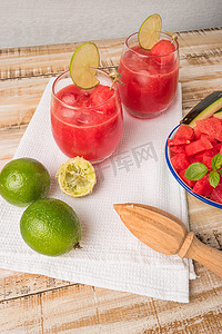 西瓜冰西瓜冰摄影照片_西瓜新鲜果汁，配薄荷叶和酸橙柑橘