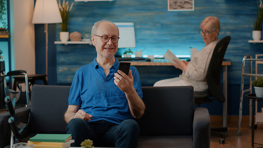 老人在智能手机上使用在线电话会议