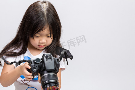 孩子拿着相机/孩子拿着相机背景/孩子拿着
