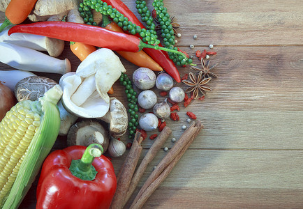 蔬菜食品摄影照片_木桌上的亚洲蔬菜食品和香草香料