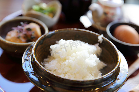 日本传统食物混合生鸡蛋和米饭