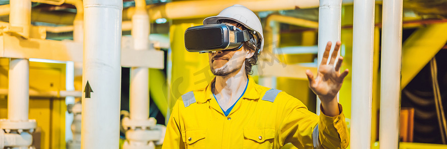 横幅，长格式身穿黄色工作服、眼镜和头盔的年轻女性在工业环境、石油平台或液化天然气厂中使用虚拟现实眼镜