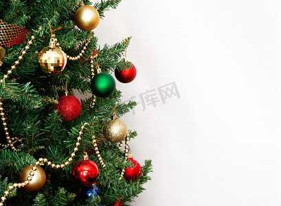 玻璃球和圣诞树上的装饰品