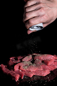 将切好的肉片撒上胡椒粉。