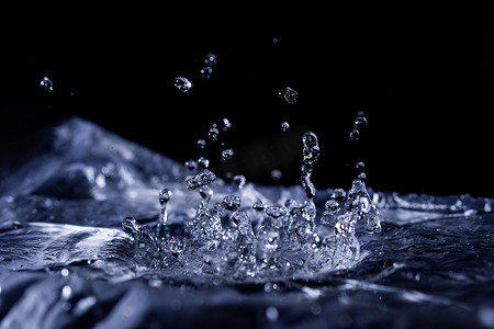 水滴溅水摄影照片_水滴溅在声学膜上。