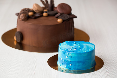 大巧克力蛋糕背景上的太空蛋糕蓝色。