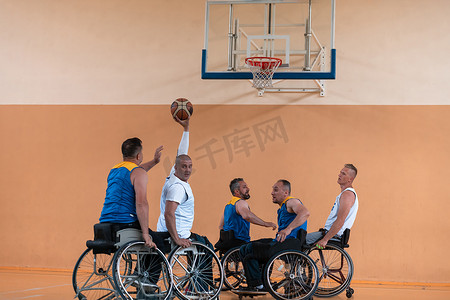 残疾人运动摄影照片_篮球比赛开始前，残疾人篮球队在大礼堂与选拔员合影