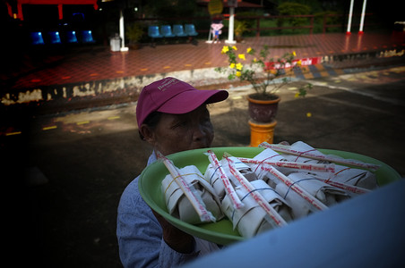 筷子上的面摄影照片_泰国帕府：2019年9月13日：泰国火车上的小贩在班平火车站出售红猪肉面