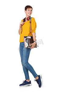 快乐的年轻女人背着包和书走路的侧面肖像