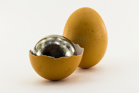 破碎的鸡蛋，壳内有钢球，整个鸡蛋是