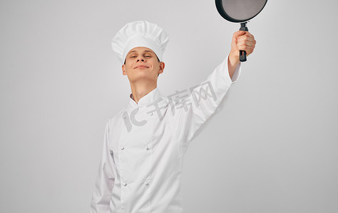 黑色帽子摄影照片_男厨师做饭专业餐厅服务制服