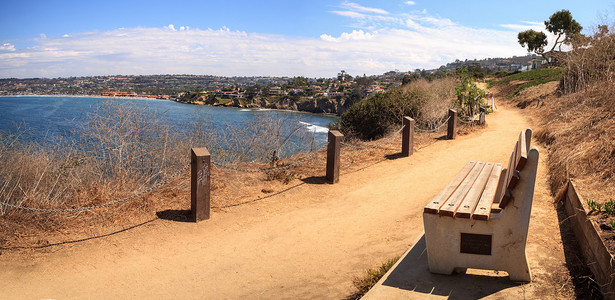 拉霍亚科夫 (La Jolla Cov) 沿海地区的远足小径和长凳