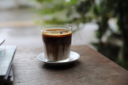 拉普楞寺摄影照片_咖啡店木头上的冰拿铁咖啡