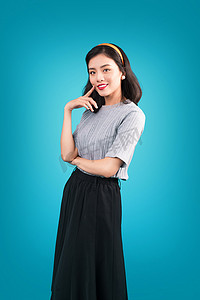 微笑可爱的亚洲女人穿着海报风格的连衣裙在 bl