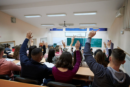 社区教室摄影照片_教室里一大群人举起手和手臂