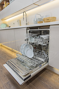 等你带回家摄影照片_豪华公寓内配有洗碗机的现代厨房