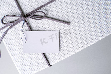 礼品盒和带有情人节礼物标签的丝带。