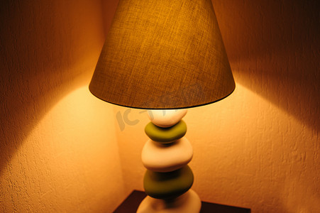 卧室里有一盏落地灯