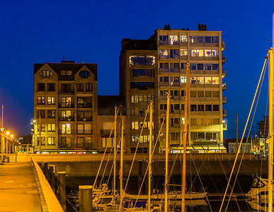 布兰肯贝赫港，夜间灯火通明的建筑，比利时一座热门城市的城市建筑