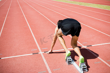 准备跑步的人摄影照片_准备跑步的运动员的后视图