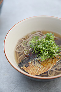 热荞麦面配鲭鱼，日本面条食品