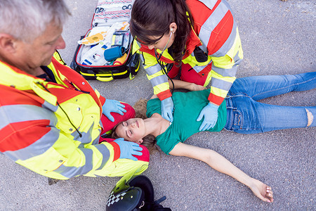 急救常识介绍摄影照片_交通事故现场的护理人员和急救医生