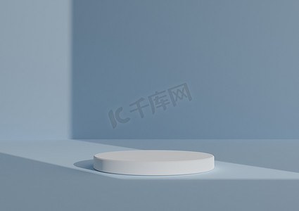 简单、最小的 3D 渲染组合与一个白色圆柱讲台或站在抽象阴影柔和的蓝色背景上，用于来自右侧的产品展示窗口灯