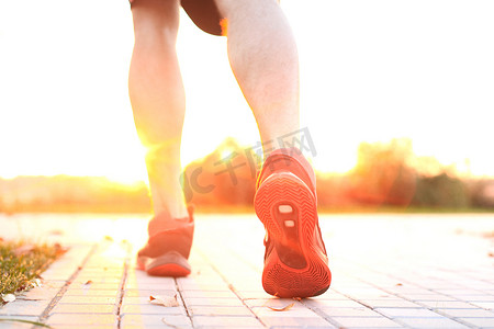 非洲男子在日出或日落时在户外锻炼时双腿奔跑。
