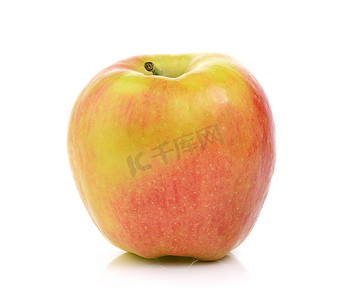 白色背景上的成熟苹果