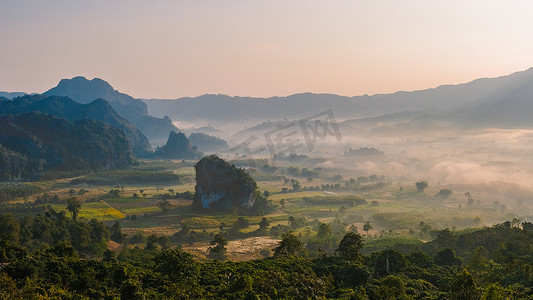 泰国北部 Phu Langka 的日出，Phu Langka 国家公园占地面积约为 31,250 Rai，位于 Nakhon Phanom Province Ban Phaeng District Pai Loam 分区