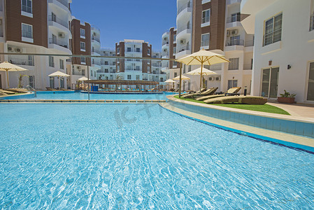 豪华热带酒店公寓内设有带酒吧的游泳池