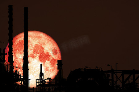 炼油厂剪影摄影照片_超级血月回到剪影炼油厂石油工业之夜