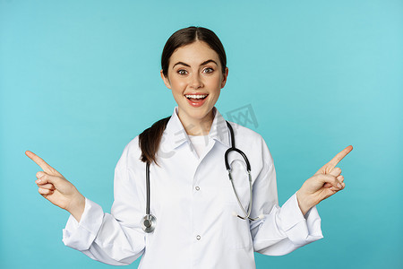 热心的女医生，身穿白大褂的医务工作者，左右指指点点，展示保健诊所宣传片，站在绿松石背景上