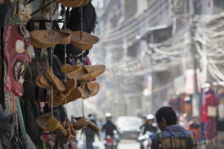 如懿传红墙摄影照片_传统尼泊尔麻鞋和背心靠在红色 w 上
