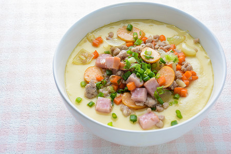 清蔬菜摄影照片_白碗里的蒸蛋奶冻美食，配碎猪肉，sa