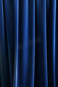 深蓝色蓝色摄影照片_深蓝色打褶纺织窗帘背景
