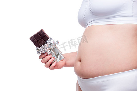 肥胖女性摄影照片_女性肥胖腹部穿着巧克力内衣，并隔离在白色