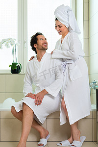 酒店浴室里穿着浴袍的年轻夫妇