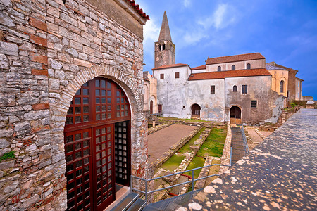 波雷奇文物和塔楼景观中的尤弗拉西斯大教堂