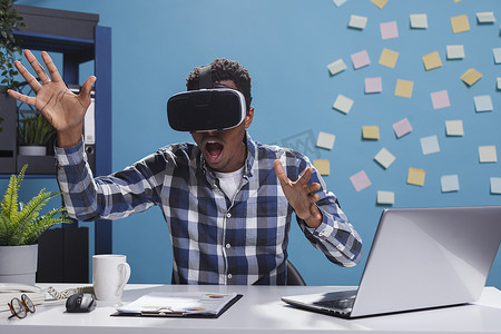 研究机构对员工在办公空间玩 VR 技术感到惊讶。