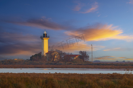 灯塔信号灯摄影照片_灯塔 Phare de la Gacholle，卡马格地区自然公园，普罗旺斯，法国